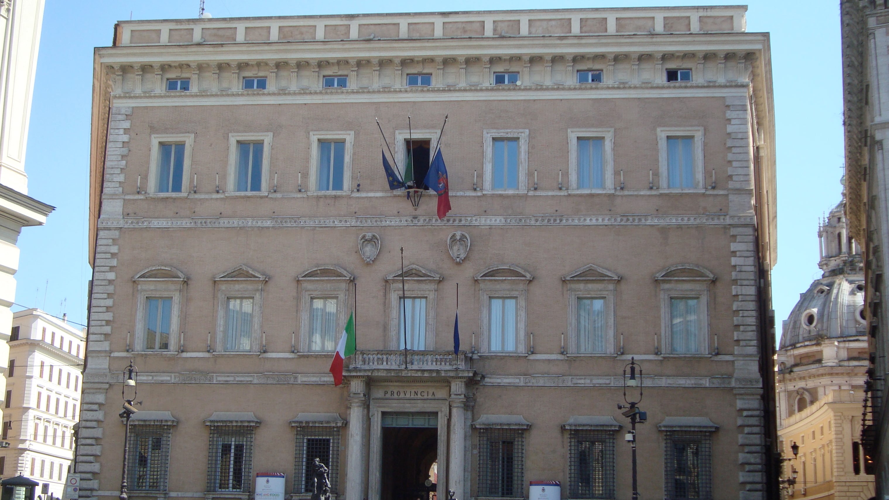 L'ex Provincia di Roma premia i suoi dirigenti con stipendi da capogiro