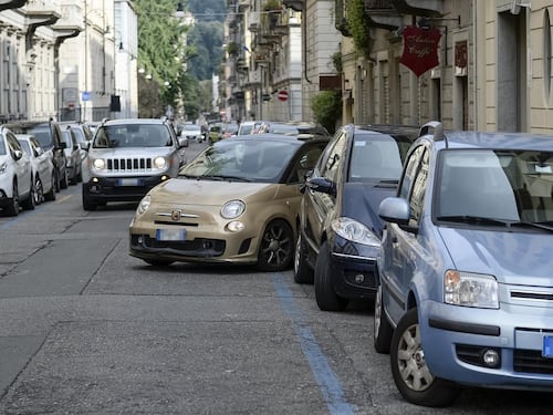 City car e compatte, parcheggio di traverso lecito col nuovo Codice della Strada, ecco quando: misure, obblighi e multe