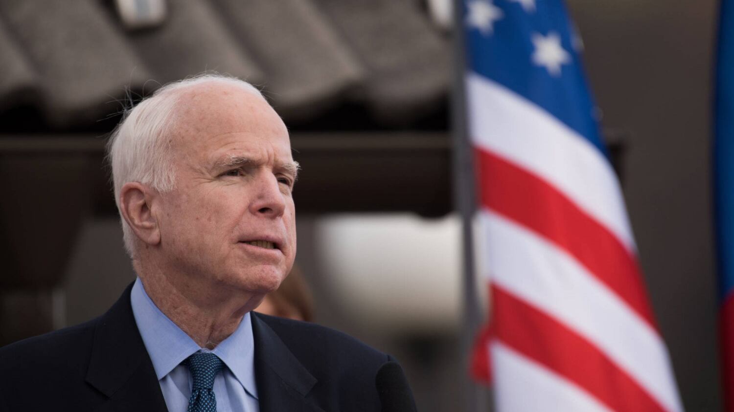 L'assistente di Trump irride McCain: "Tanto stai per morire"