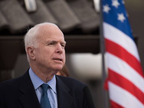 L'assistente di Trump irride McCain: "Tanto stai per morire"