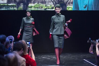 "Rosse come la Ferrari". Ecco le nuove divise Alitalia 8