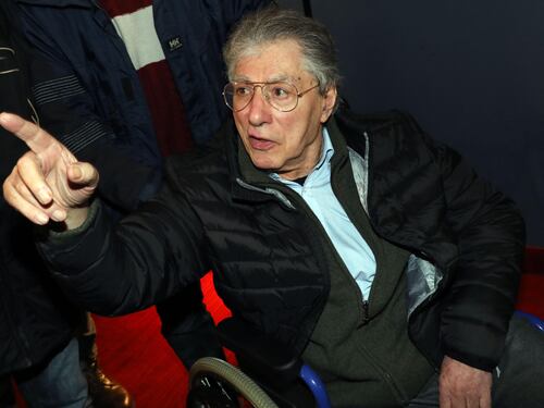Colpito dall'effetto flipper: Bossi dopo 35 anni fuori dal Parlamento. E Salvini: "Sia senatore a vita"