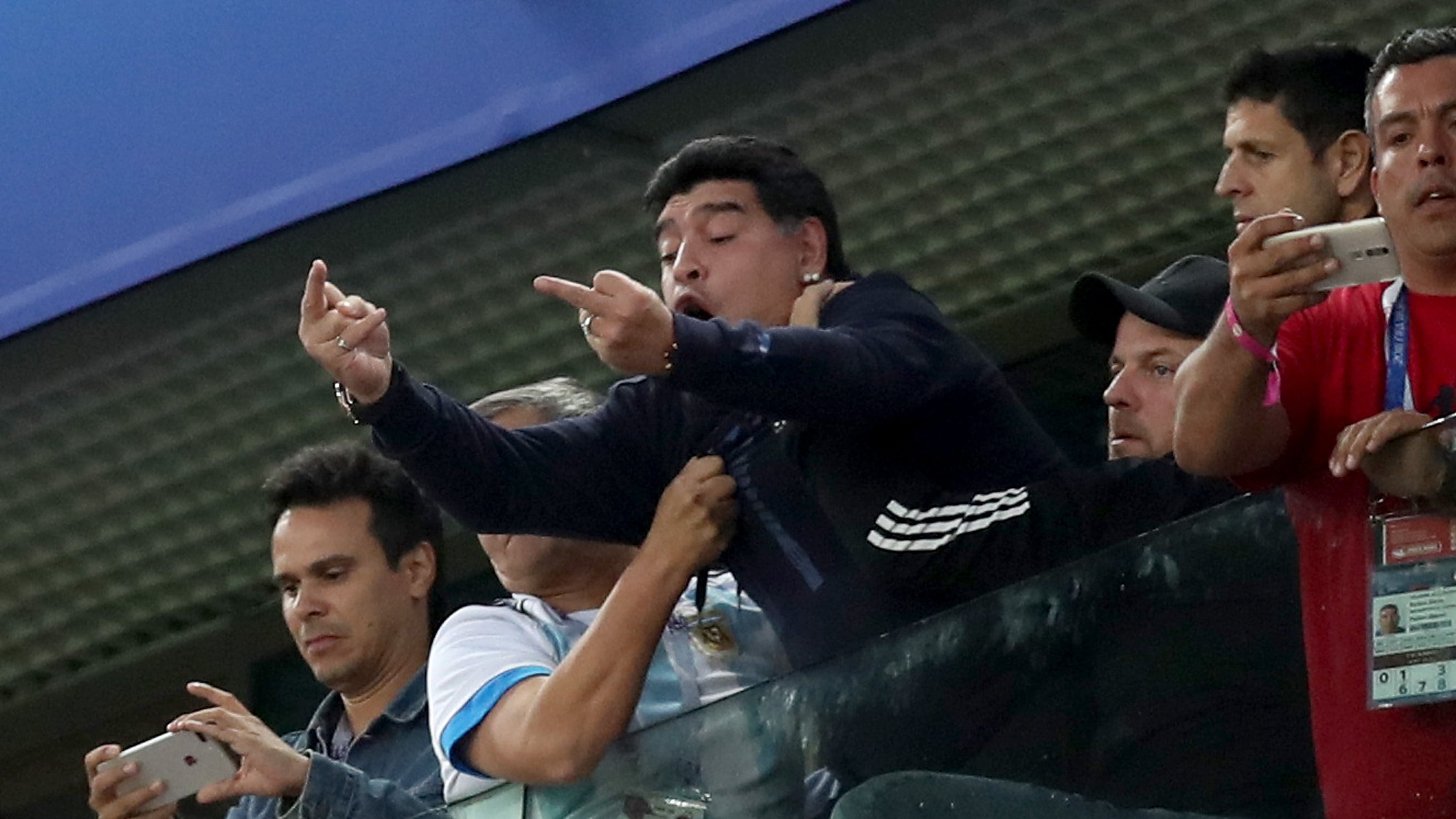 Preghiera e dito medio Maradona tiene l'Argentina in Russia