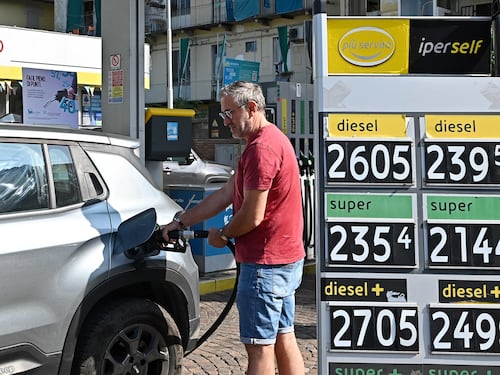 Caro carburanti, arriva lo sconto Eni: mappa e istruzioni per trovare le 4 mila stazioni che aderiscono