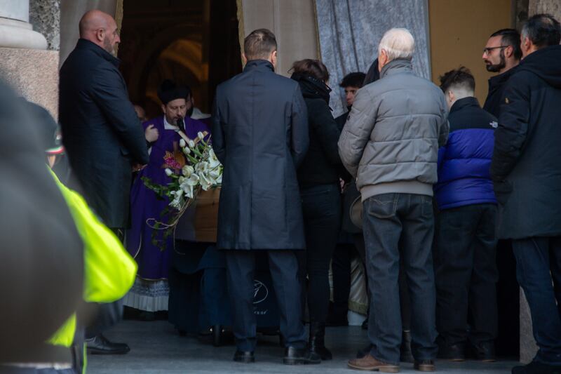 Oggi il funerale di Giovanna Pedretti: lo striscione contro la stampa, le farfalle incise sulla bara 11