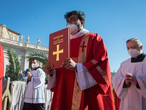 "Cessate il fuoco", "Uniti contro i nemici": scontro Papa-Kirill