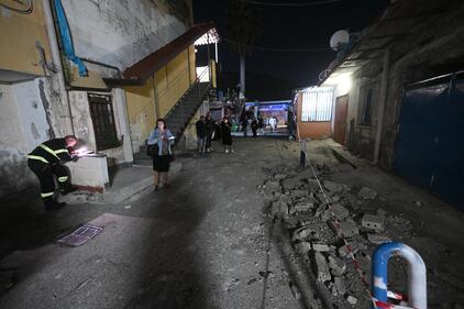 Terremoto ai Campi Flegrei, grande paura e gente in strada 4