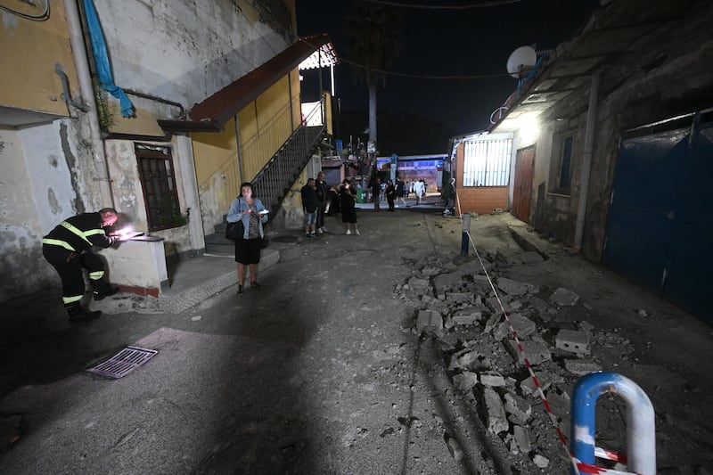 Terremoto ai Campi Flegrei, grande paura e gente in strada 4