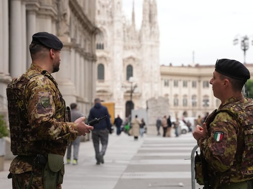 Agenti e parà in campo per difendere la città. La risposta ai violenti