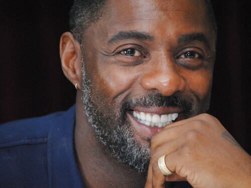 Idris Elba interrompe il suo show teatrale per aiutare una spettatrice