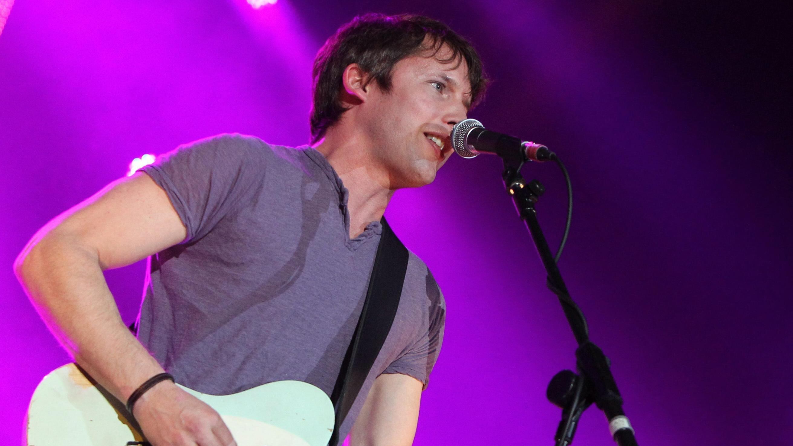 James Blunt le canta su Twitter: "Uso l'ironia contro gli insulti"