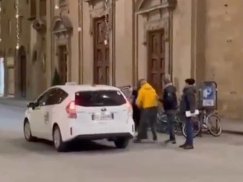 Tassista aggredisce una cliente: le immagini choc