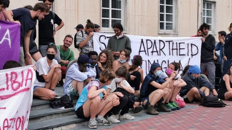 Insulti dei no border a Ventimiglia: "Vergogna, Sei una fogna" 4