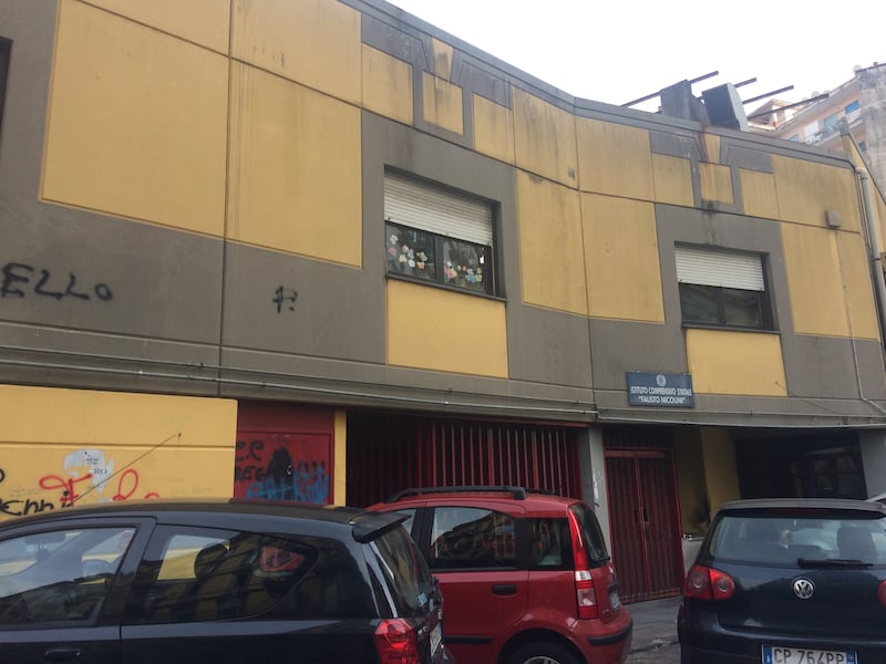 Napoli, a scuola cede rampa della scala antincendio: maestra ferita