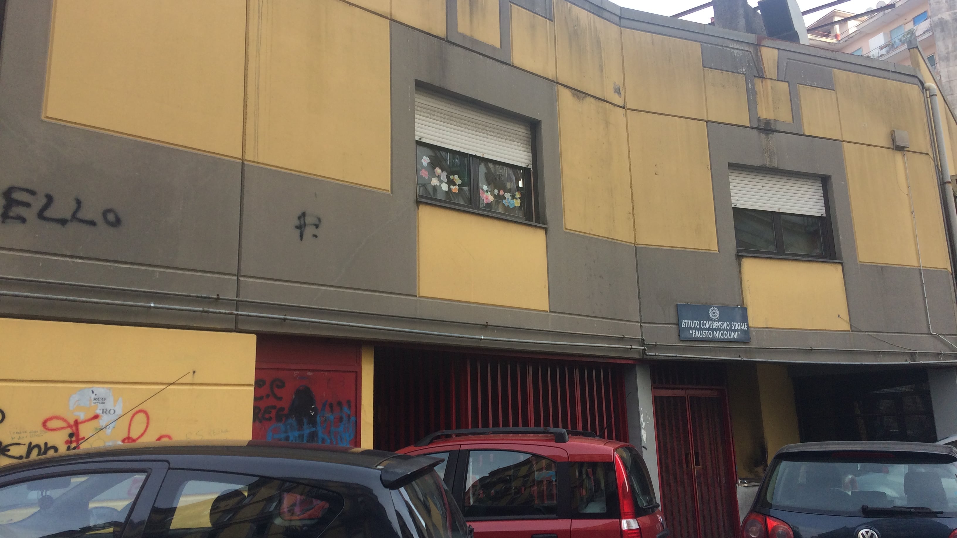 Napoli, a scuola cede rampa della scala antincendio: maestra ferita