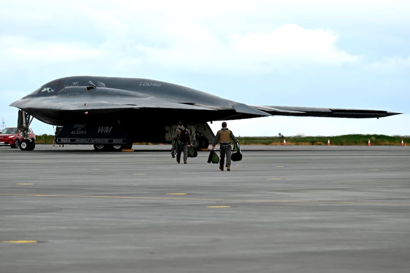 Super bomba e bombardieri B-2: così gli Usa possono distruggere i bunker nucleari di Teheran