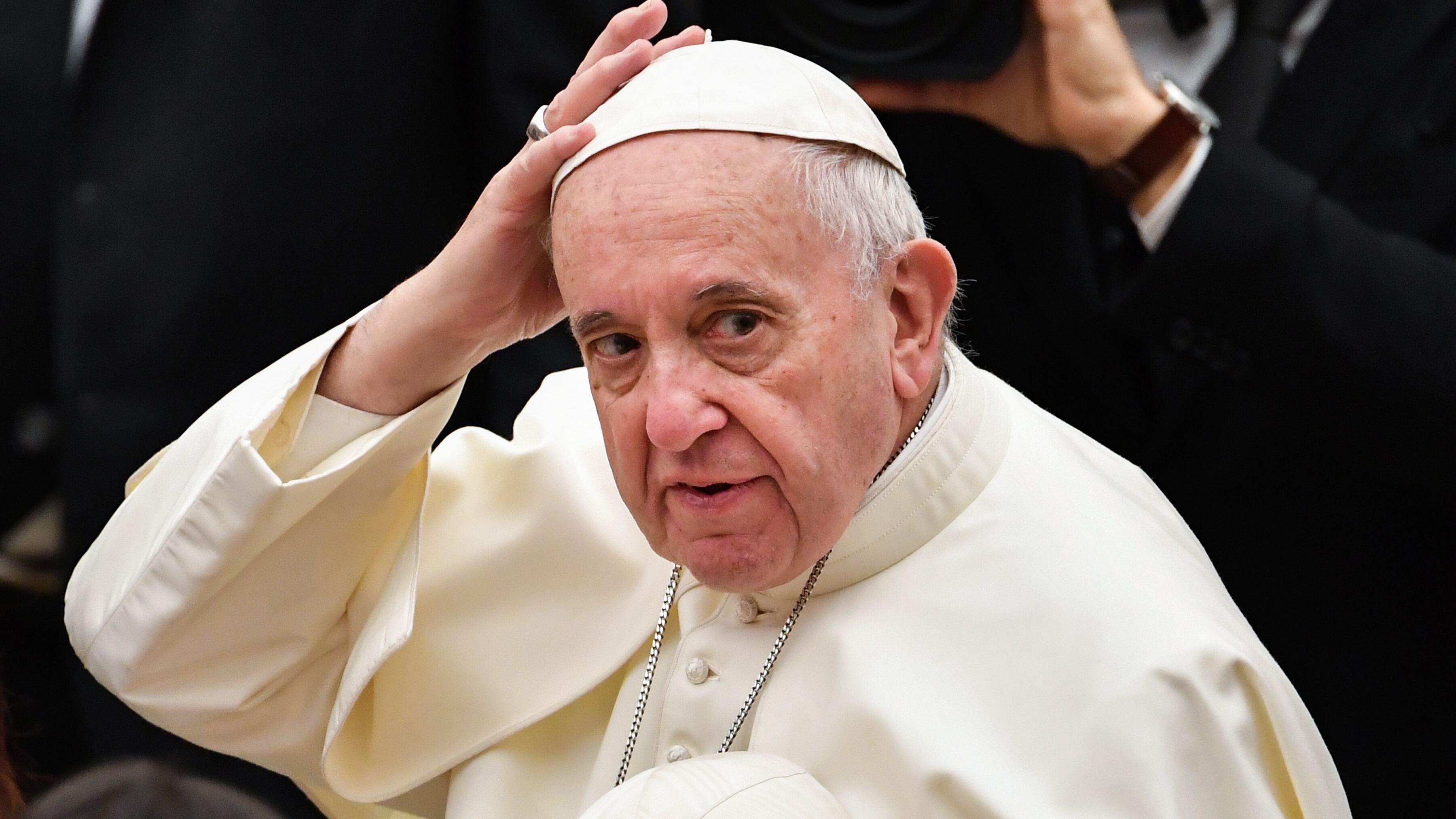 Il Papa parla agli islamici tra i fasti dello sceicco: "Libertà religiosa è pace"
