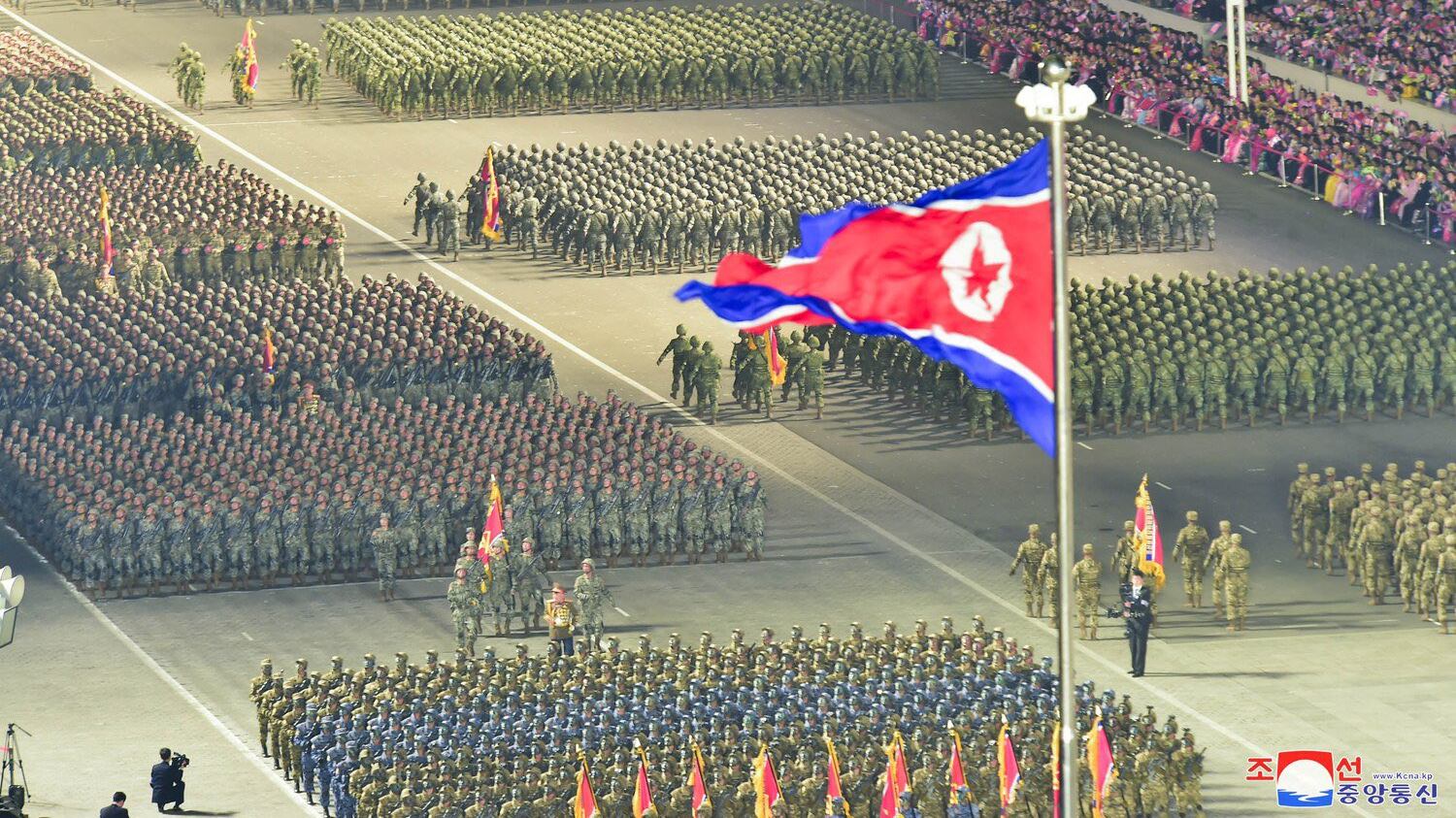 "Si arruolano in massa nell'esercito di Kim". Cosa succede in Corea del Nord