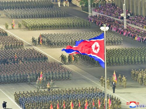 "Si arruolano in massa nell'esercito di Kim". Cosa succede in Corea del Nord