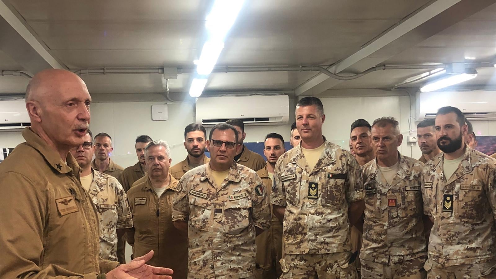 Natale con i militari all'estero: una festa al fronte insieme al Generale