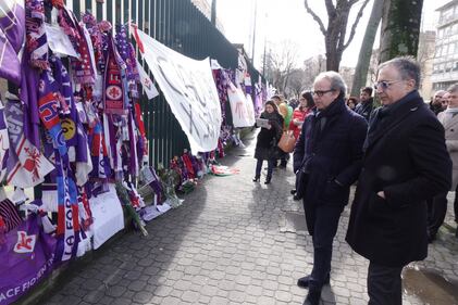 Tifosi, compagni di squadra e dirigenti della Fiorentina: tutti in fila per salutare Astori 6