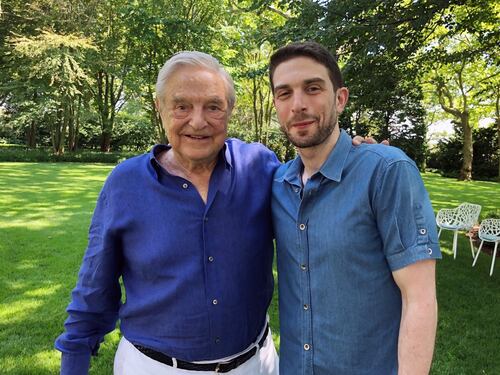 Soros cede l'impero al figlio Alexander. L'erede: "Sono più politico di mio padre"