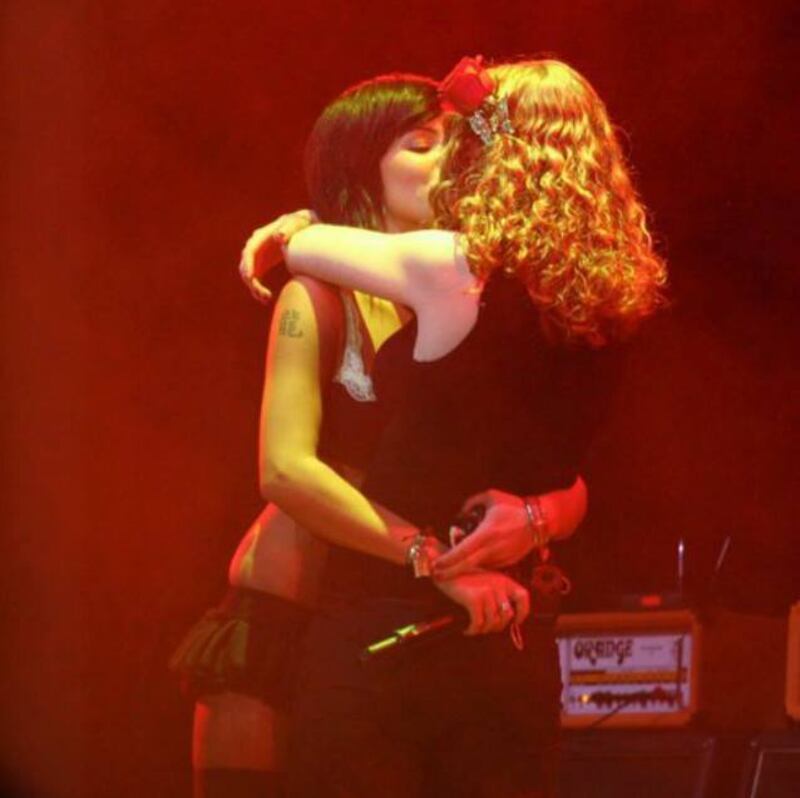 Le sexy star dei tormentoni estivi: baci lesbo, lolite e "sole cuore amore" 2