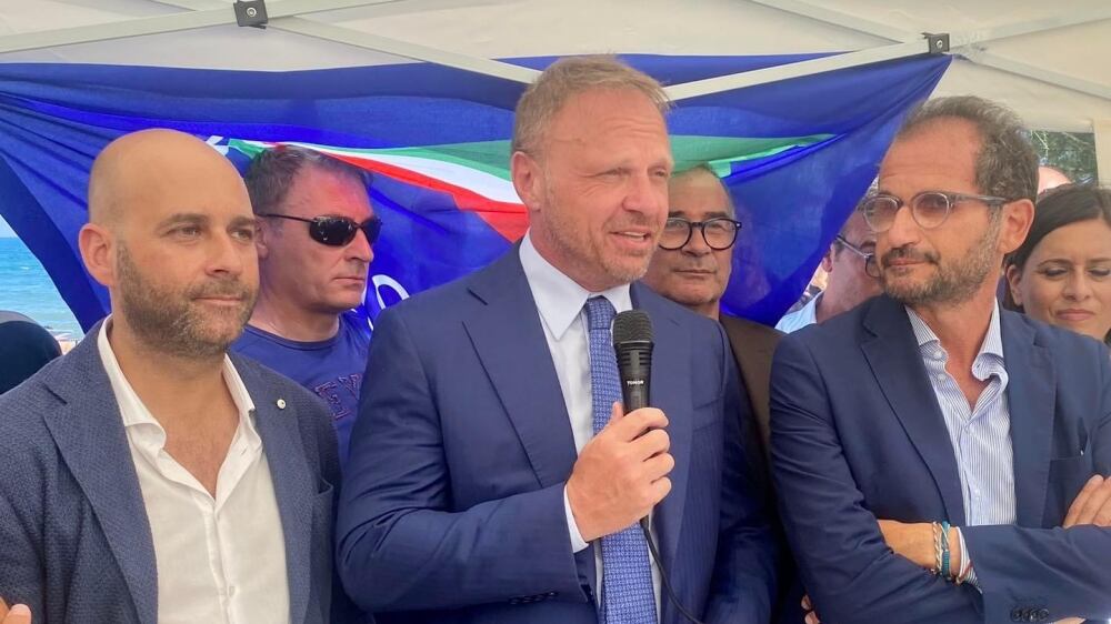 Altro che "militante", l'estate di Schlein è "latitante": a lavorare è il governo