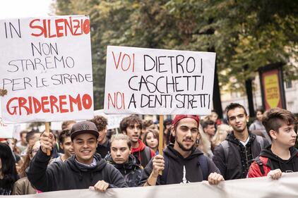 Manifestazione contro il governo: slogan e striscioni degli studenti di Torino 13