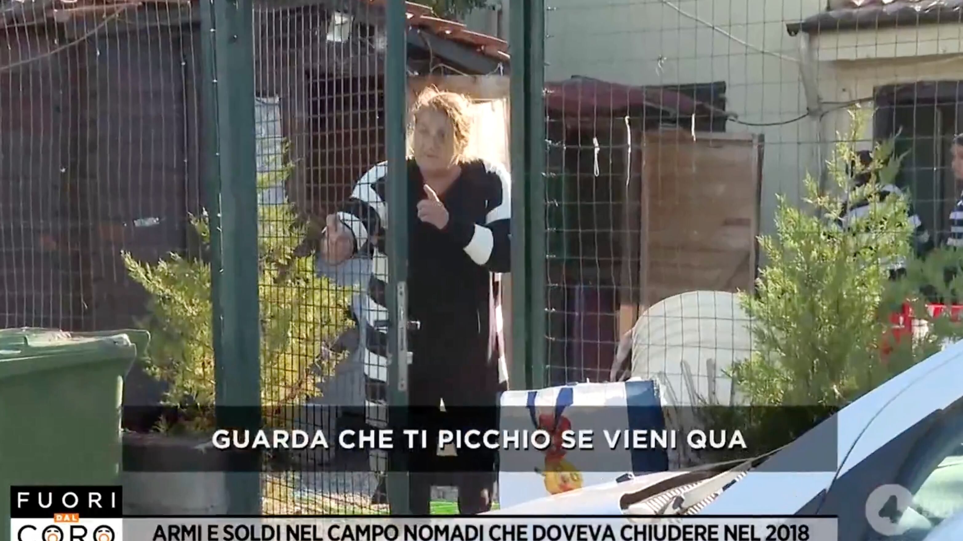 “Ti picchio se vieni qua”. Troupe di Fuori dal Coro minacciata in un campo nomadi abusivo