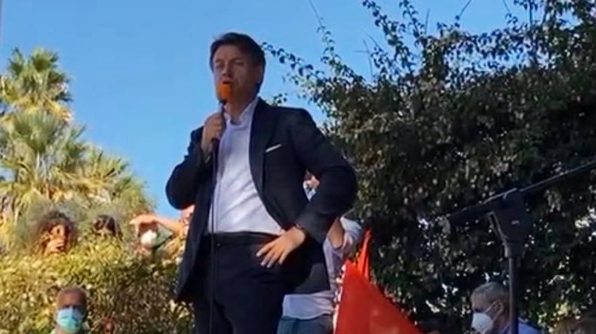 Ora spunta la foto di Conte con la bandiera del Partito comunista
