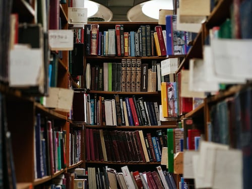 Che belli questi libri inesistenti! Da farci una mostra...