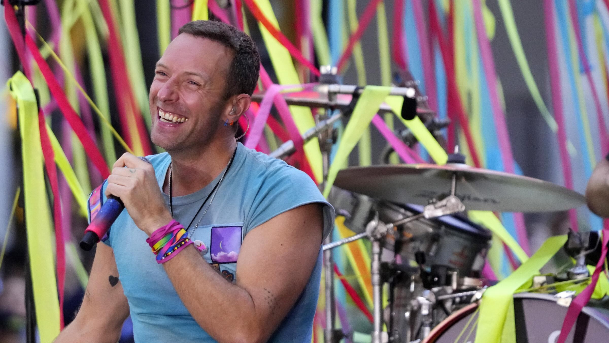 Chris Martin: "Mandate amore alla famiglia di Kirk". Ma viene fischiato