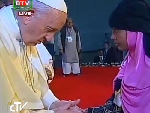 Bangladesh, incidente sfiorato per la macchina del Papa. Poi l'inchino ai rohingya: "Vi chiedo perdono"
