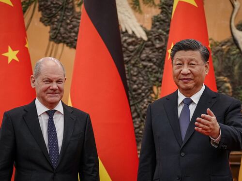 Guerra, nucleare e commercio: cosa c'è dietro al blitz di Scholz in Cina