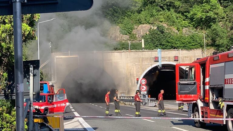 Genova, pullman a fuoco sulla A12: 37 feriti e traffico in tilt
