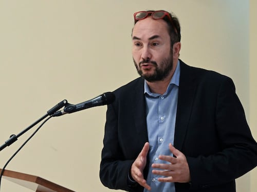 “Vietato inneggiare a Hamas?”. Il comunista Acerbo imbarazza la Schlein