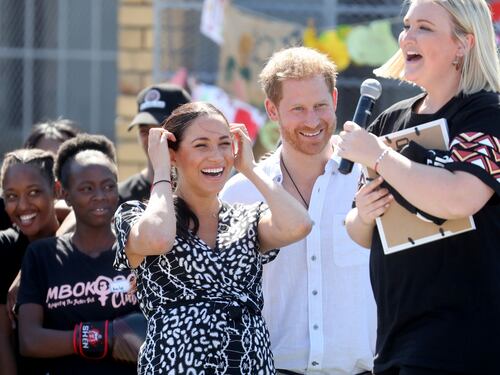 Harry e Meghan, il primo bacio pubblico in Africa