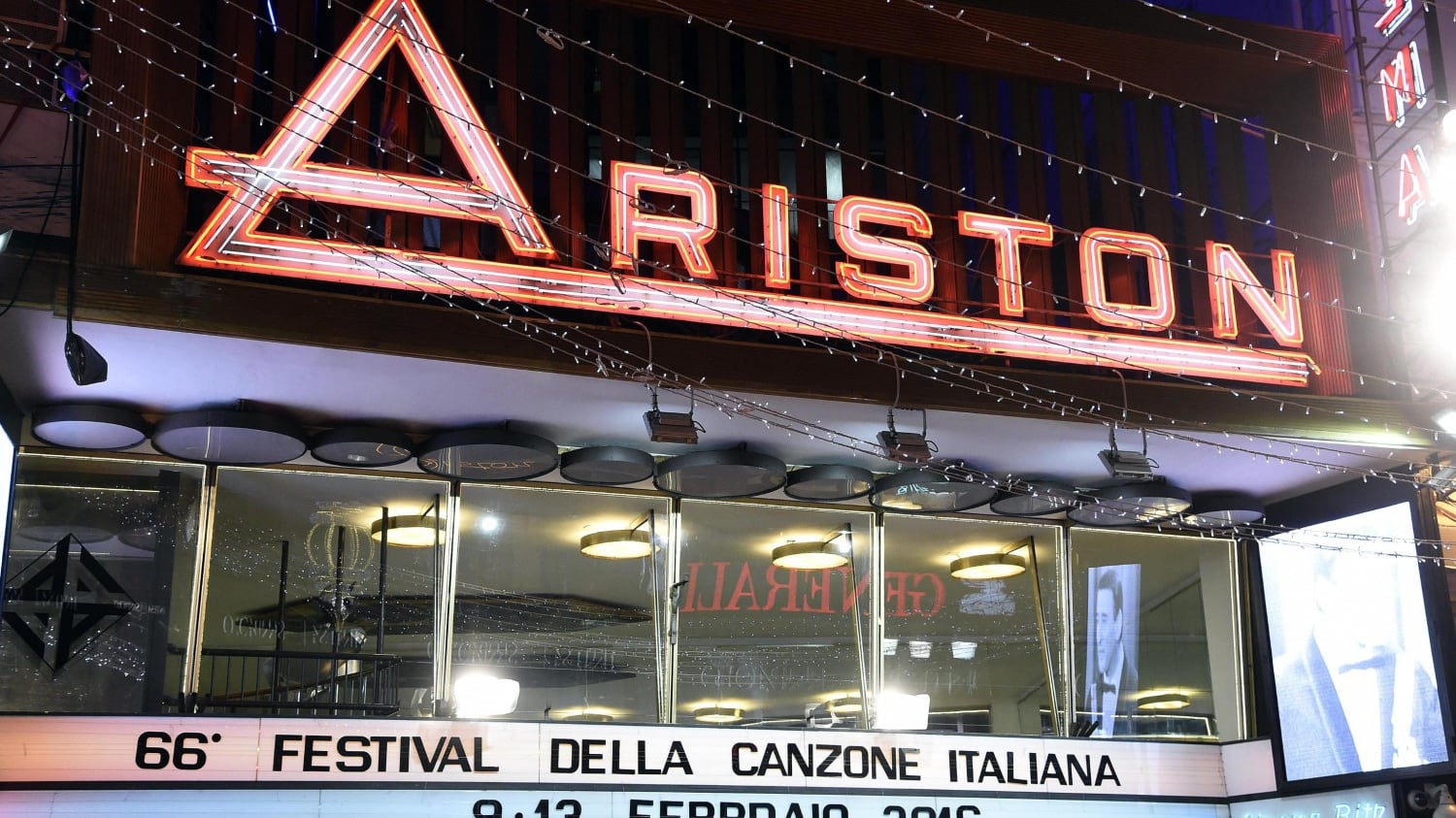 La voce sull'Ariston: "Beccati due vip, cosa facevano nel bagno"