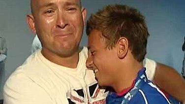 Tom, dieci metri di magia Si tuffa con le ceneri di papà
