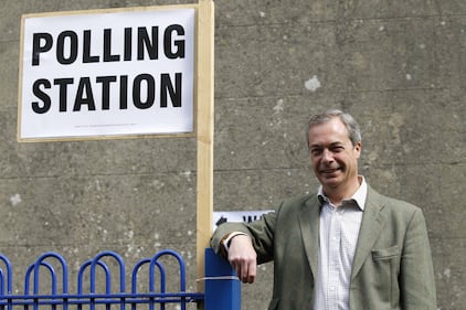  Europee, Farage vota al seggio di Cudham 10