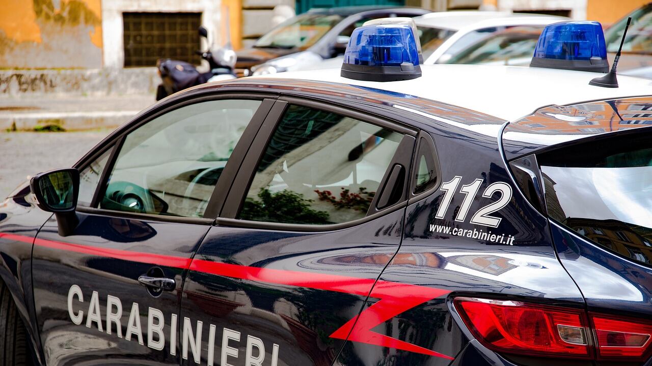 Napoli, incendia campane raccolta differenziata e poi aggredisce carabinieri: arrestato