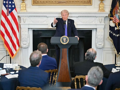 "Sentenza vergogna", ma ecco il piano B. E Donald accelera: pronto il blitz in Iran