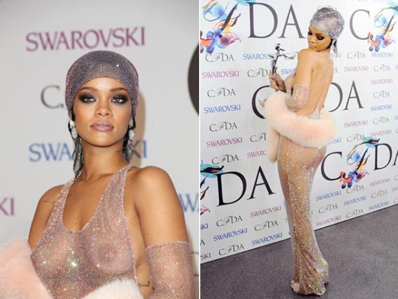 Rihanna, scollatura da copertina su Vogue per Manolo Blahnik: foto 15