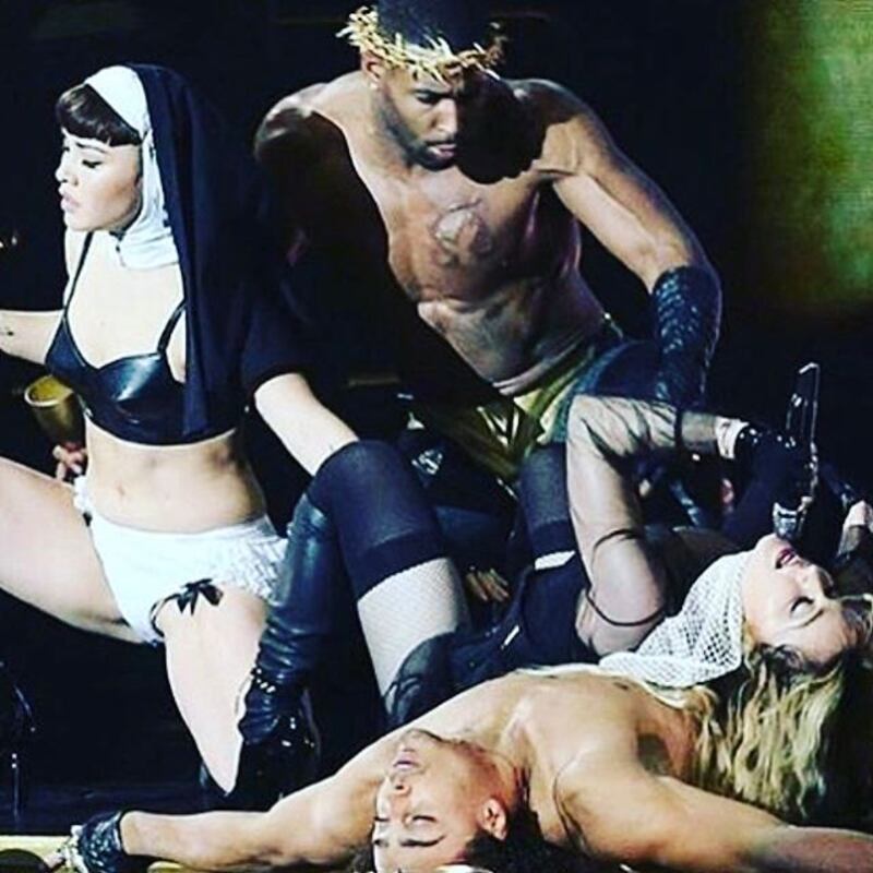 Suore sexy e croci: oggetti di scena "offensivi" del tour Rebel Art di Madonna  4