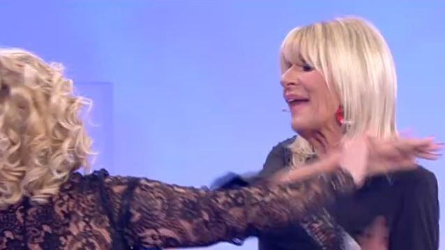 Rissa sfiorata a Uomini e Donne: "Levati squilibrata", "Sei gelosa"