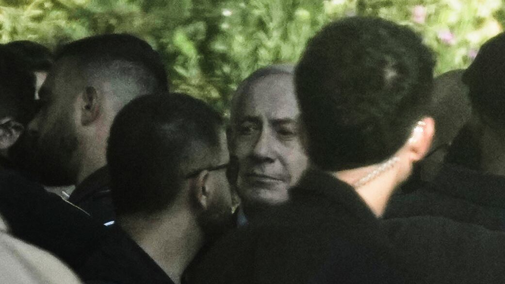 Bibi al kibbutz: abbracci e proteste