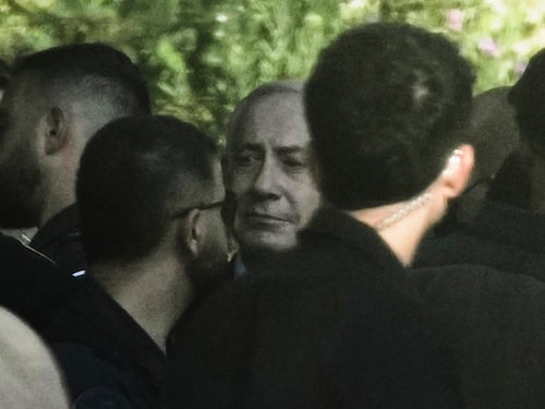Bibi al kibbutz: abbracci e proteste
