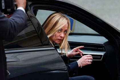 Giorgia Meloni a bordo dell'auto lascia il Quirinale 12