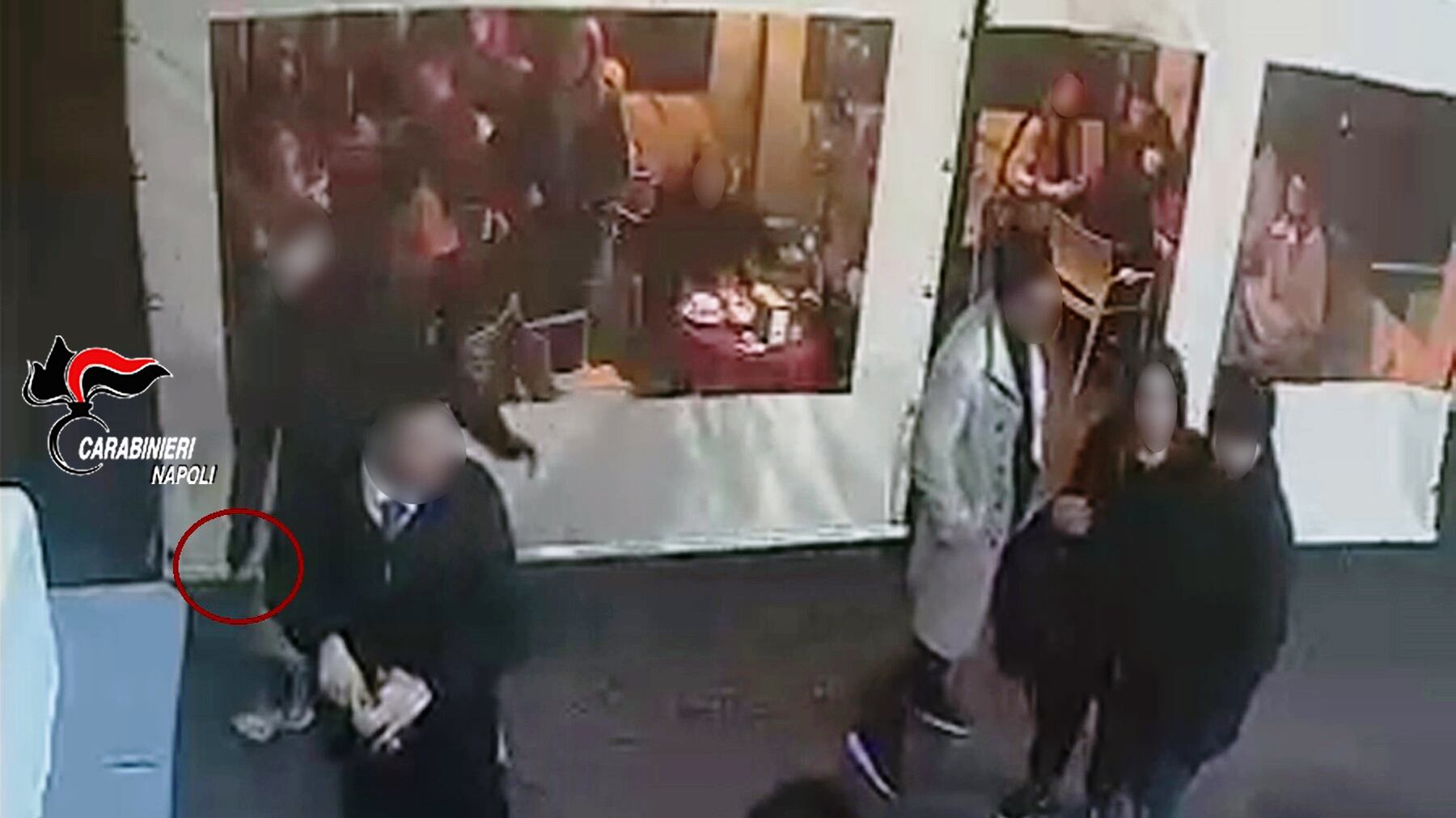Accoltellati per uno sguardo di troppo: 17 ragazzi denunciati a Napoli